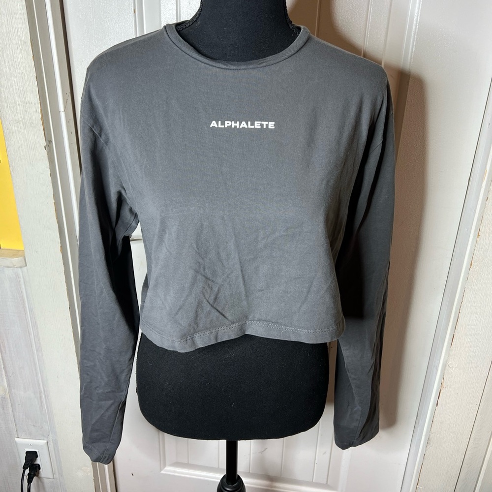 Alphalete Women's Long Sleeve Crop Top
Athletic Black Size small